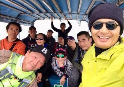 周润发带队爬山组团吃大排档，方中信坐边上发哥剔牙很接地气！